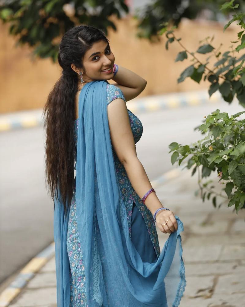 actress-pragya-nagra-looking-cute-dress